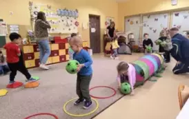 maluszki przechodzą tor przeszk&oacute;d