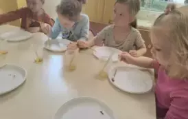 dzieci przeprowadzają eksperymenty