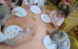 dzieci eksperymtnują