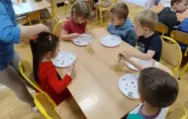 dzieci biorą udział w eksperymentach