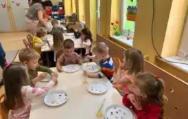 dzieci biorą udział w eksperymentach
