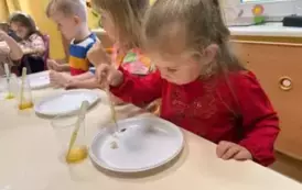 dziewczynka robi eksperyment
