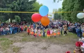 dzieci i rodzice podczas pikniku rodzinnego