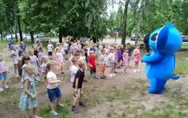 dzieci bawią się z maskotką Stitcha