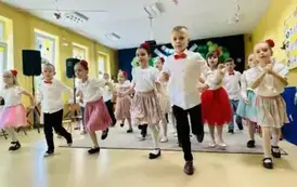 dzieci tańczą