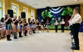 dzieci ustawione do tańca