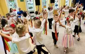 dzieci tańczą z szarfami