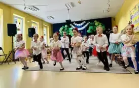 dzieci tańczą