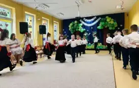 dzieci tańczą poloneza
