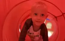chłopiec przechodzi przez tunel