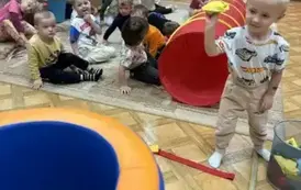 chłopiec rzuca woreczkiem do celu