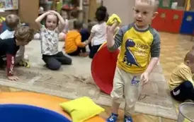dzieci rzucają woreczkami do celu
