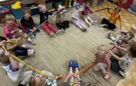 dzieci w kole z gumą sensoryczną