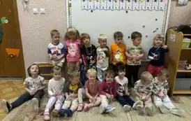 dzieci pozują przed tablicą