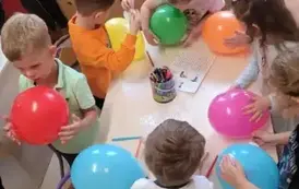 dzieci malują balony