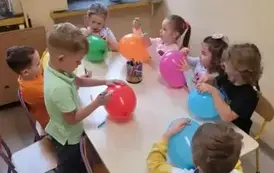 dzieci malują balony