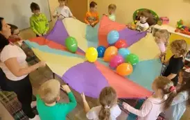 dzieci odbijają balony na chuście animacyjnej