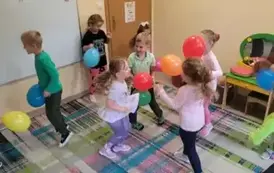 dzieci odbijają balony