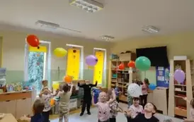 dzieci odbijają balony