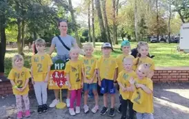 dzieci pozują po biegu