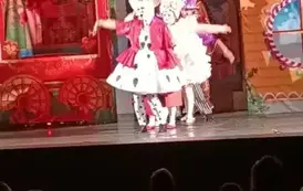 aktorzy występują na scenie