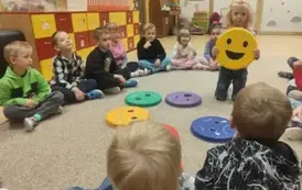 dzieci wskazują na r&oacute;zne symbole emocji