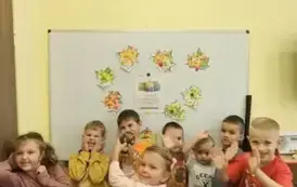 dzieci prezentują na tablicy swoje prace liście