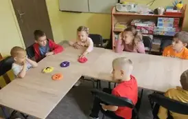 dzieci siedzą przy stoliku