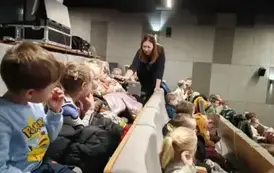 dzieci oglądają film w kinie