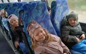 dzieci w autokarze