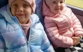 dziewczynki w autokarze