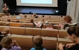 ekran w kinie, dzieci oglądają film