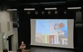 dzieci oglądają film na dużym ekranie w kinie