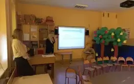 koordynator projektu przedstawia autoewaluację na prezentacji multimedialnej