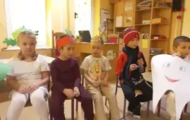 dzieci przebrane do występu za warzywa i owoce