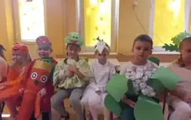 dzieci przebrane za warzywa