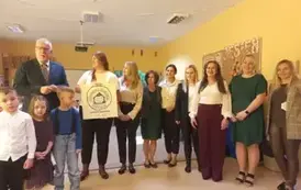 przedstawiciele kuratorium, dyrektor i nauczyciele przedszkola pozują do zdjęcia