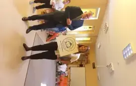 pani dyrektor odbiera certyfikat od wicekuratora oświaty