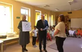 przedstawiciele kuratorium oświaty wręczają pani dyrektor certyfikat przedszkola promującego zdrowie