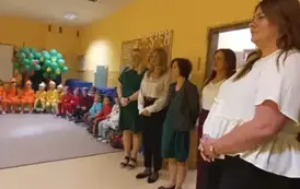 dzieci i nauczyciele 