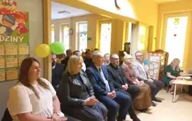 zaproszeni goście siedzą na widowni