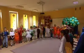 dzieci przebrane za warzywa stoją na sali