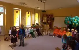 dzieci przedstawiają teatrzyk o zdrowiu
