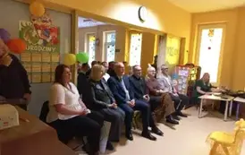 zaproszeni goście siedzą na widowni