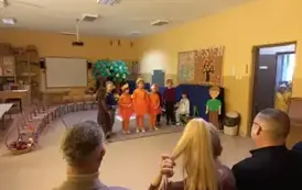dzieci przebrane za marchewki występują przed zaproszonymi gośćmi