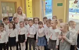 dzieci w odświętnych galowych strojach
