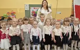 dzieci z grupy 3 śpiewają hymn Polski