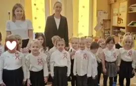 dzieci w galowych strojach śpiewają hymn Polski