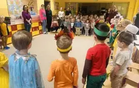 dzieci słuchają wierszy Wandy Chotomskiej