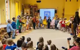 dzieci oglądają występ przedszkolak&oacute;w z grupy 6